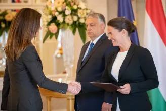 Stefano Bottoni: Novák és Varga azért bukott, hogy Orbánnak ne kelljen