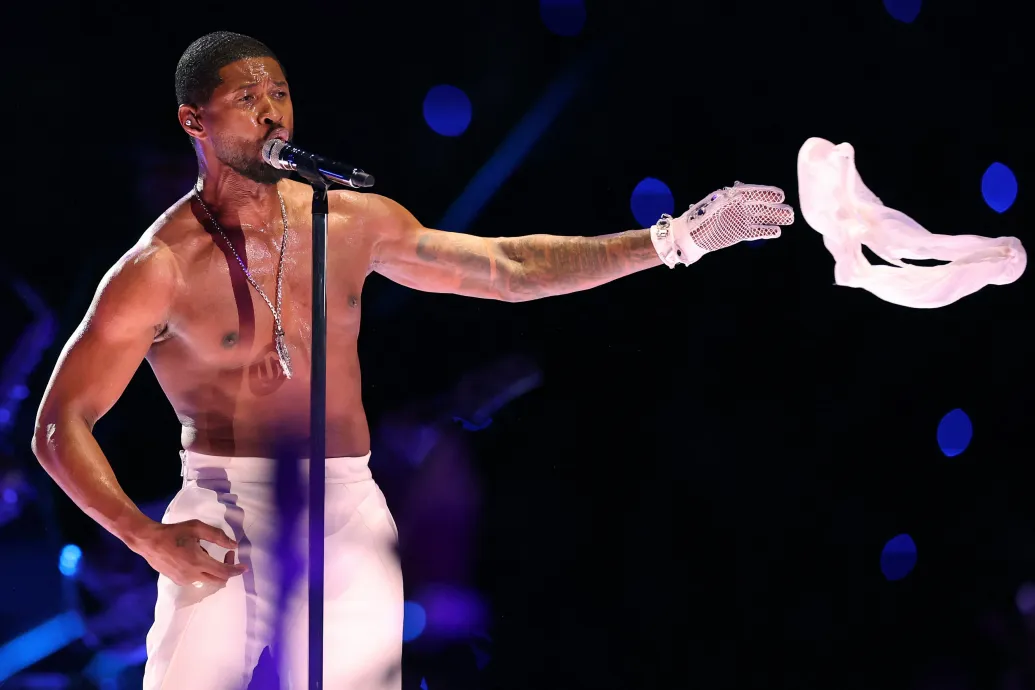 Usher görkorizva, félmeztelenül repített vissza mindenkit a 2000-es évek elejére