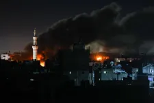 Izrael kiszabadított két túszt egy légi csapásokkal kísért rajtaütésben, sok palesztin meghalt Rafahban