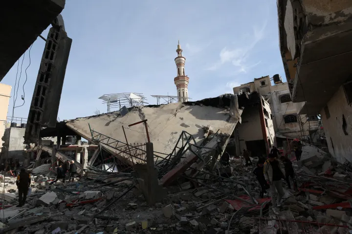 A légicsapásokban megsemmisült épületek egyike Rafahban 2024. február 12-én – Fotó: Ibraheem Abu Mustafa / Reuters