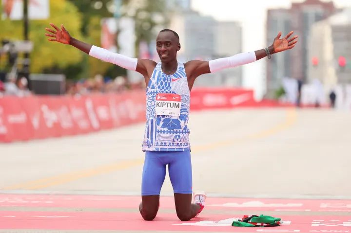 Kelvin Kiptum a Chicago Maraton céljában, ahova világrekorddal érkezett – Fotó: Michael Reaves / Getty Images