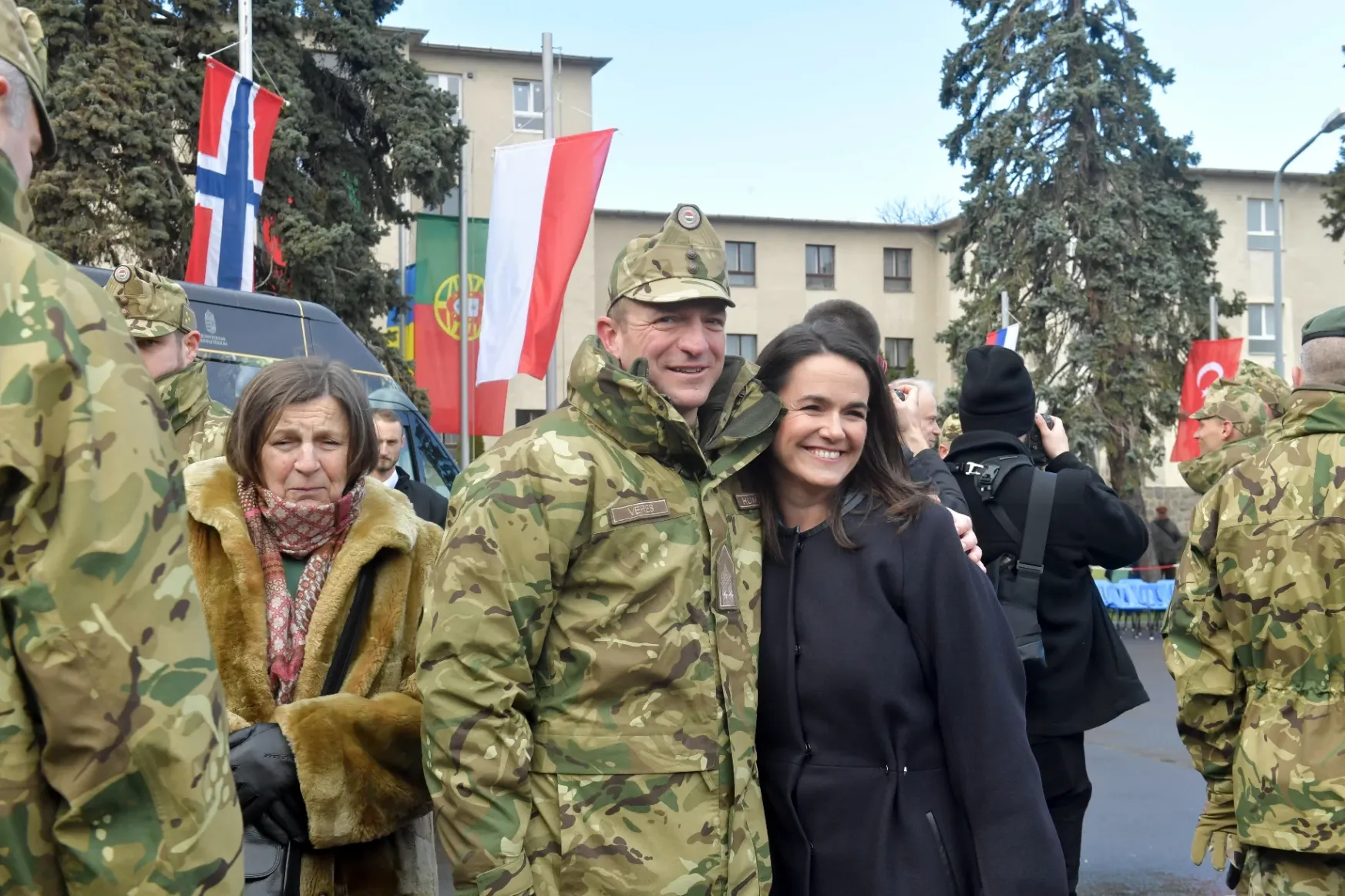 Novák Katalin alezredes férje a honvédségnél marad