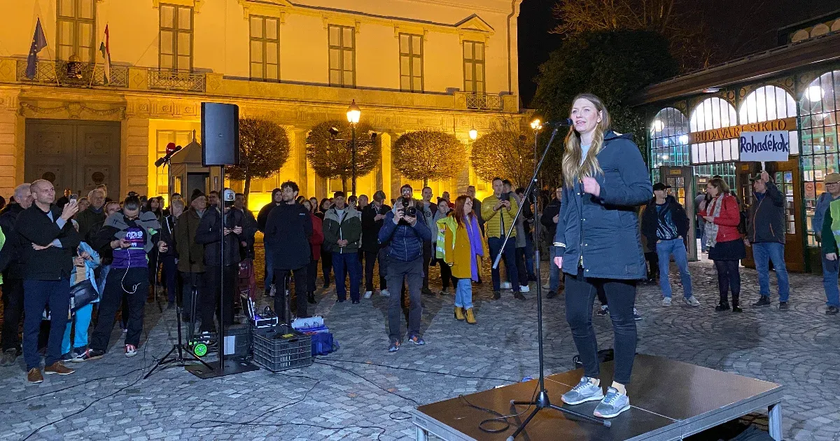Szerda este a Karmelita előtt tüntet a Momentum