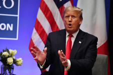 Trump hajmeresztő kijelentései a NATO-ról rövidtávon még jól is elsülhetnek, de hosszútávon kockázatosak