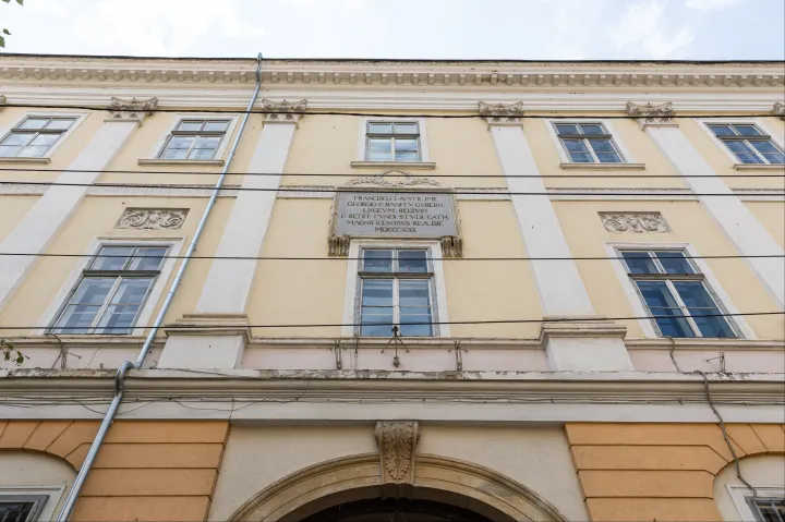 Felújítják a Báthory épületét, és 300 lejes kulturális utalványt biztosítanak a kolozsvári diákoknak