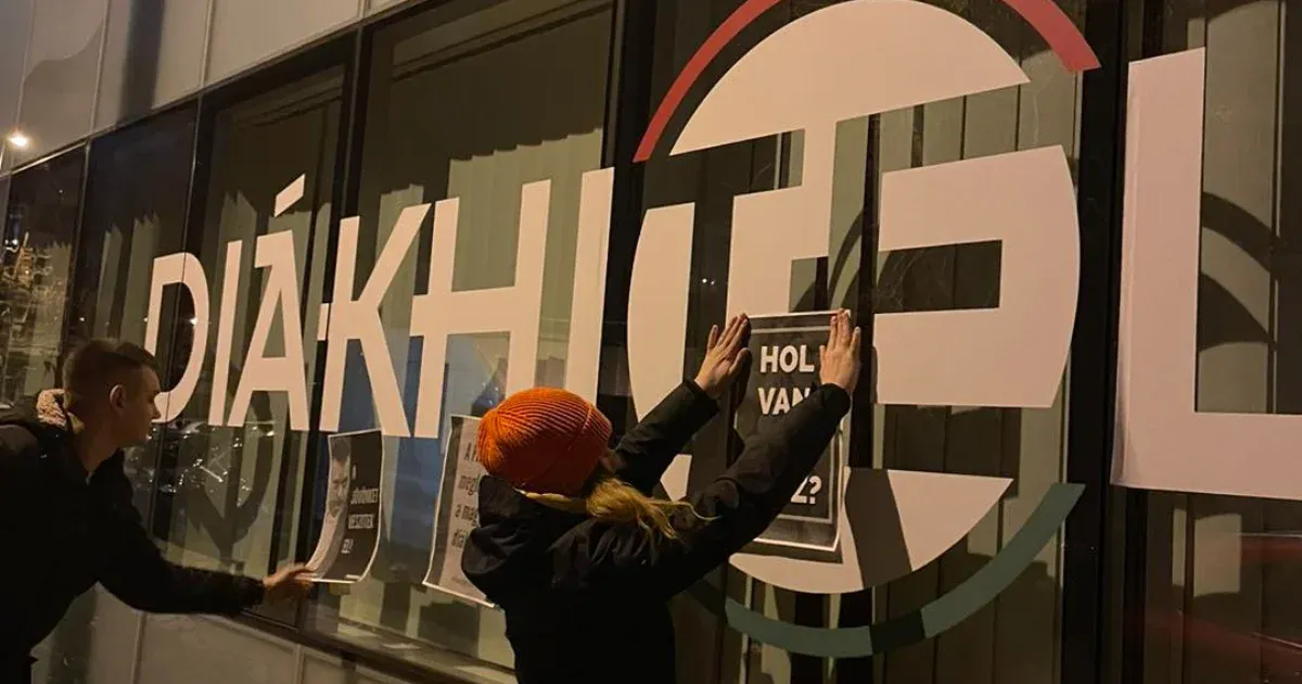 Az MSZP a Diákhitel Központnál akciózott, az LMP Hack Pétert ajánlja közös államfőjelöltnek Az MSZP a Diákhitel Központnál akciózott, az LMP Hack Pétert ajánlja közös államfőjelöltnek