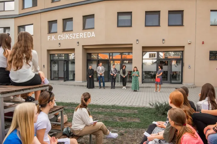 Tanulmányi igazgatóként még mindig kiskorúakkal foglalkozik a szexuális visszaéléssel vádolt csíkszeredai tanár