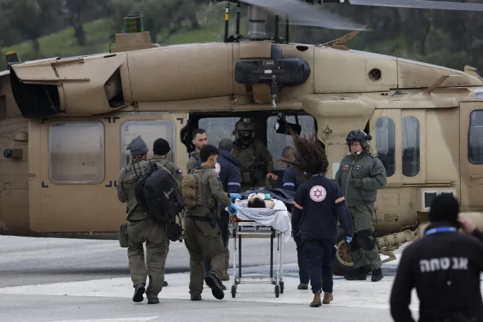 Helikopterrel szállítanak egy sebesültet a libanoni határtól 13 kilométerre található Cfát városában, miután rakétacsapás érte a települést 2024. február 14-én – Fotó: Jalaa Marey / AFP