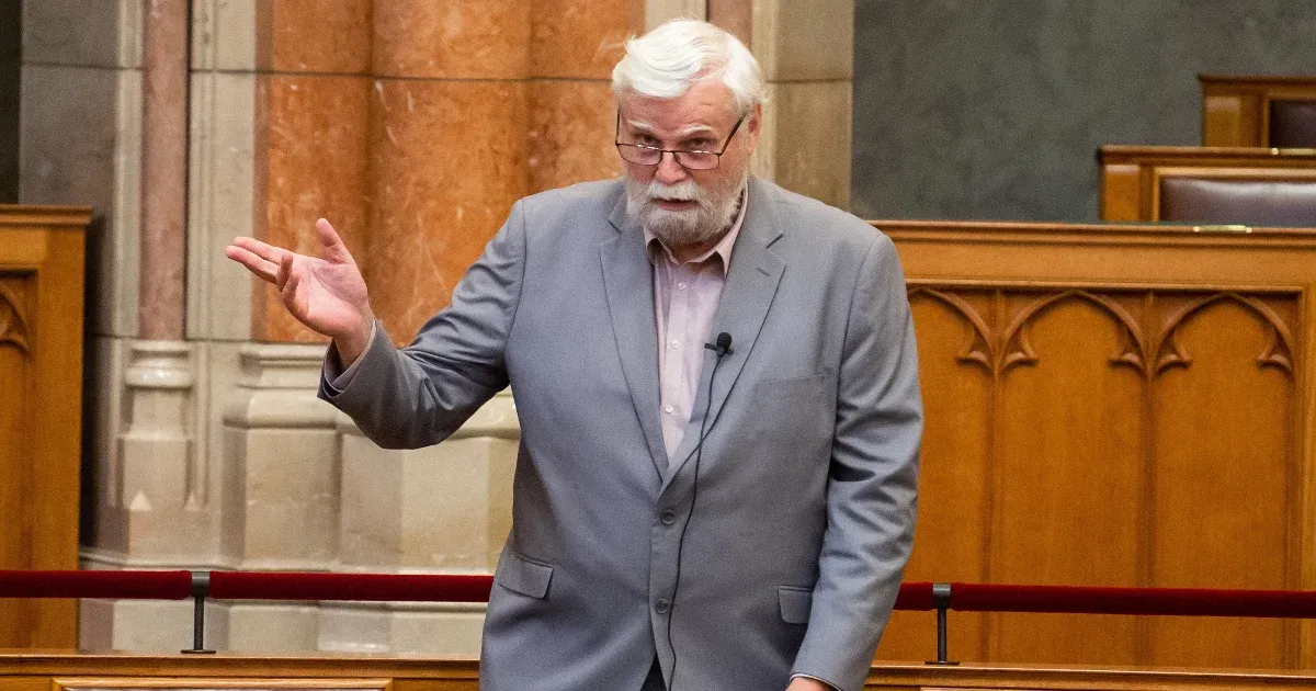 Mellár Tamás kilép „a pedofilvédelmezők vezetése alatt álló” református egyházból