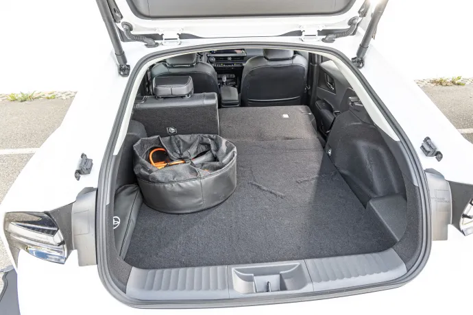 Az új Toyota Prius PHEV csomagtartója alapesetben mindössze 284, ledöntött ülésekkel viszont 1360 literes – Fotó: Achim Hartmann / autóMAGAZIN