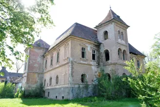 Az összedőlés fenyegeti a hátszegi Naláczy-Fáy-kastélyt, de a polgármester szerint megmentik