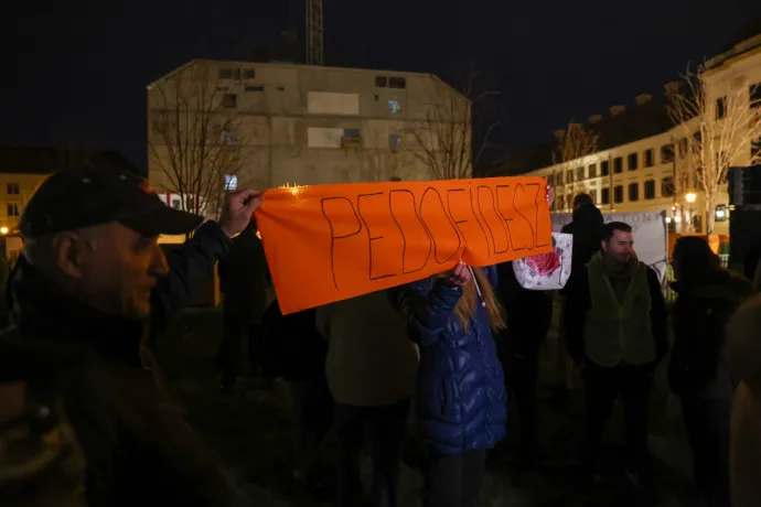 A Karmelita előtt tüntetett Orbán és Rogán ellen a Momentum