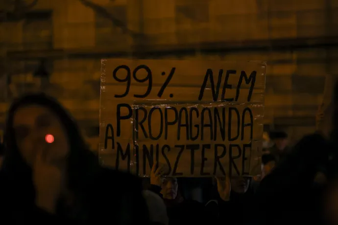 Tüntetés a Karmelita előtt – Fotó: Melegh Noémi Napsugár / Telex