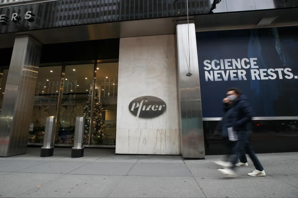 Trükközhetett a Pfizer, hogy késleltesse az általa gyártott gyógyszer olcsóbb verziójának megjelenését