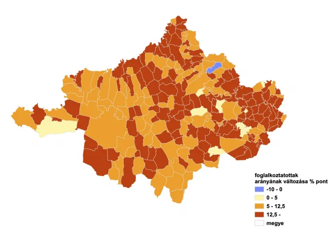A foglalkoztatottak arányának változása a teljes lakosságon belül 2010-2022 között Szabolcs-Szatmár-Bereg megyében (adatforrás: KSH-TeIR) – Illusztráció: Bódi Mátyás / Telex