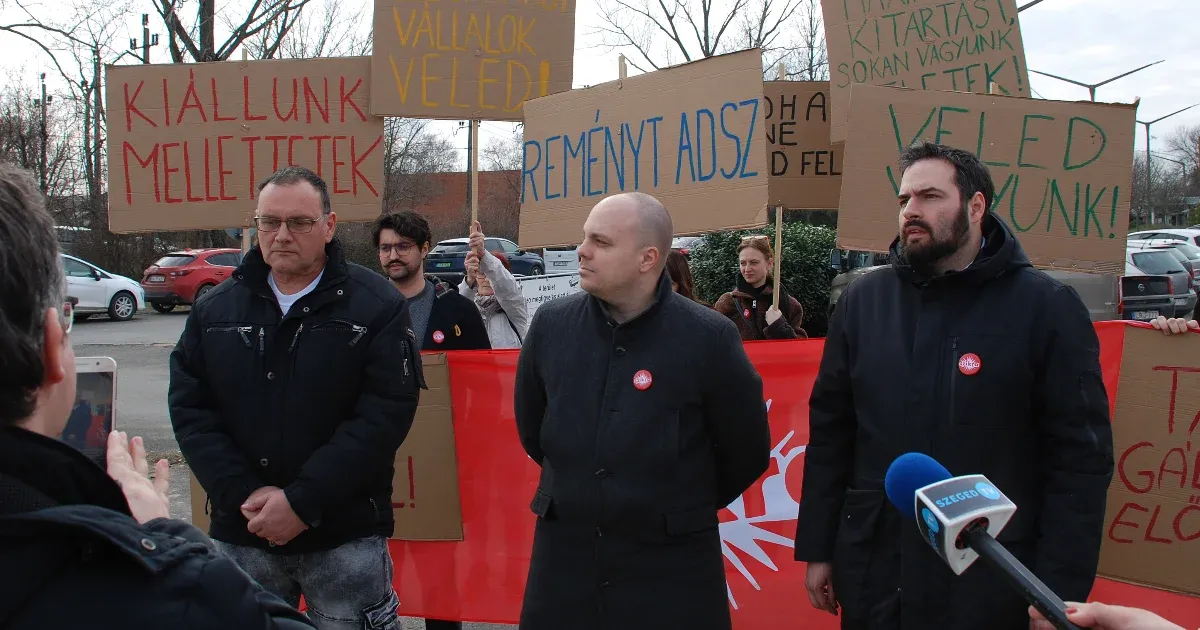 Kirúgott szakszervezeti vezető mellett demonstrált Szegeden a Szikra Mozgalom