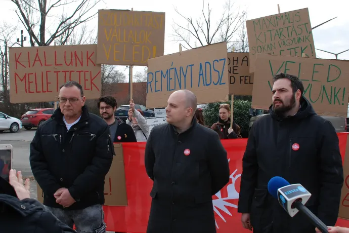 Kirúgott szakszervezeti vezető mellett demonstrált Szegeden a Szikra Mozgalom