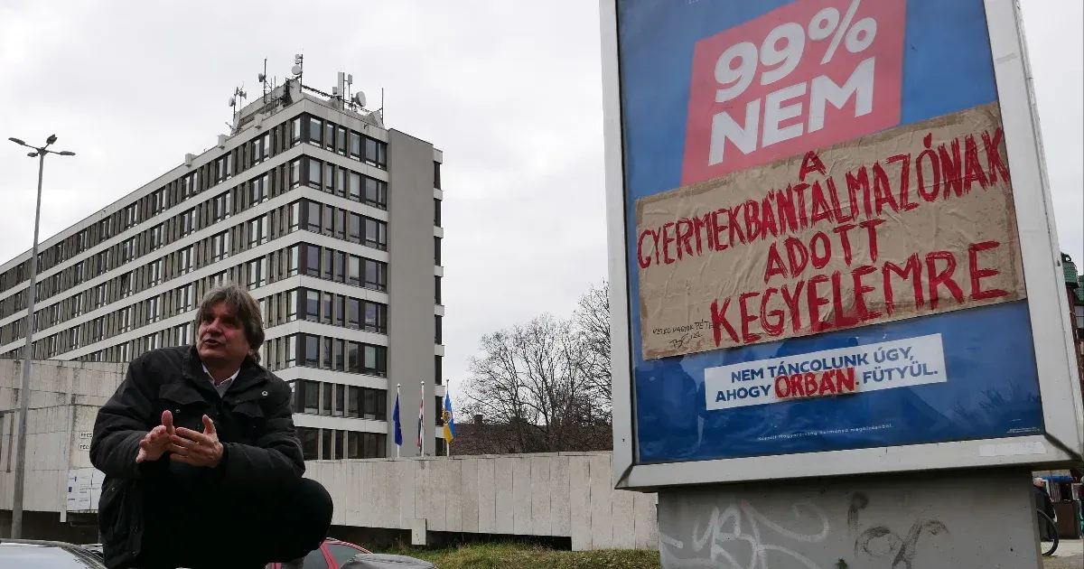 Tárgyalása után, a bíróság előtt rögtön újra kipreparált egy propagandaplakátot a jogvédő aktivista