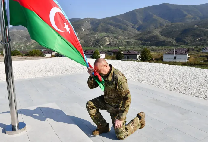lham Aliyev azerbajdzsáni elnök az azeri zászlóval Khojaliban, Hegyi-Karabahban 2023. október 15-én – Fotó: Azeri Elnöki Hivatal / AFP