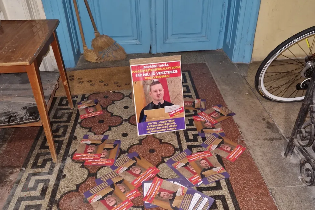 Soproni-ellenes szórólapokat szórtak Soproni Tamás terézvárosi lakásának ajtaja elé