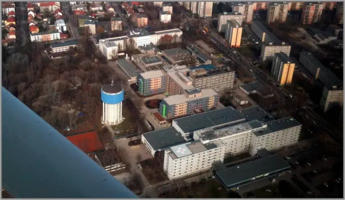 A Petz-kórház három tömbje: a kép alján látható szárny készült a hetvenes-nyolcvanas években, a középső 2013-ban, fent pedig a szülészetnek is otthont adó “E” épület a hatvanas évekből – Fotó: petz.gyor.hu