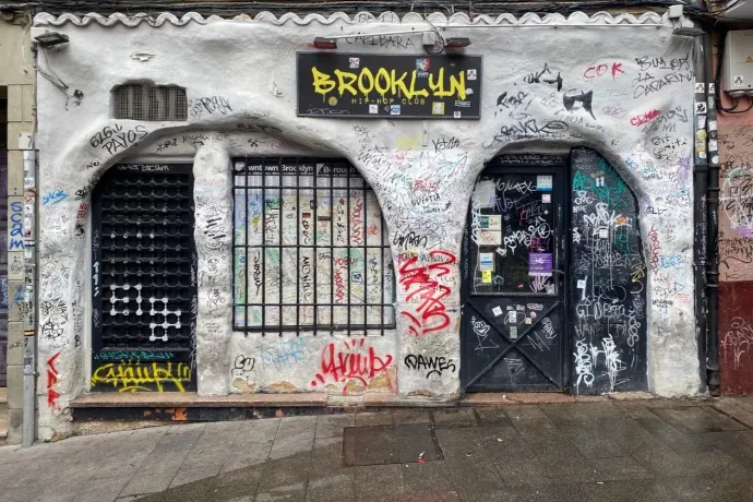 King Kong vécéje és a belváros egyik agyongraffitizett bárja – Fotó: Elekes Balázs