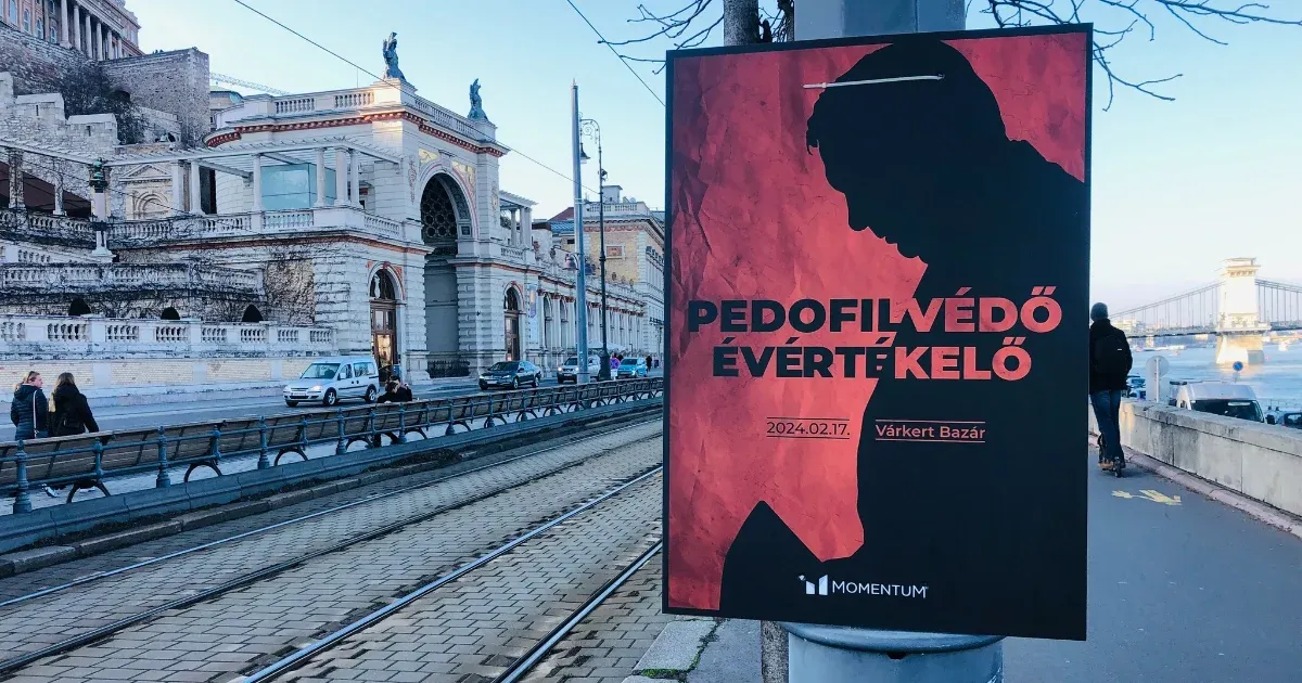 Pedofilvédő évértékelő feliratú orbános táblákat rakott ki a Várkerthez a Momentum Pedofilvédő évértékelő feliratú orbános táblákat rakott ki a Várkerthez a Momentum