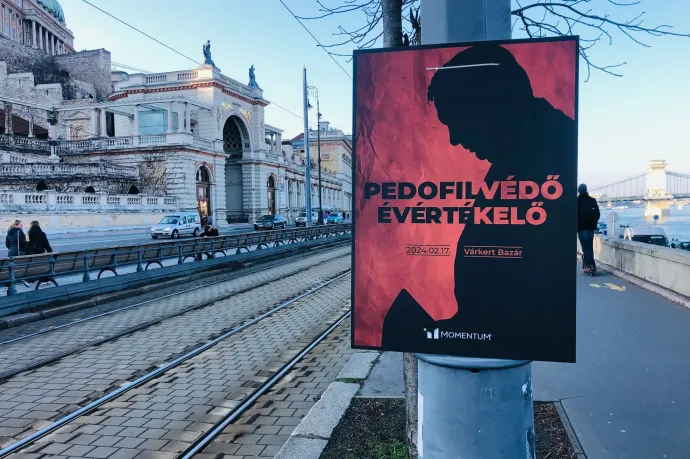 Pedofilvédő évértékelő feliratú orbános táblákat rakott ki a Várkerthez a Momentum