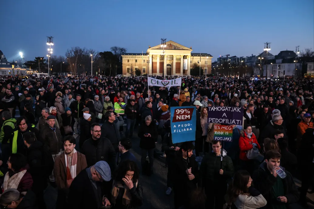 Az áldozatok védelmében tüntetnek a kegyelmi botrányon felháborodott influenszerek