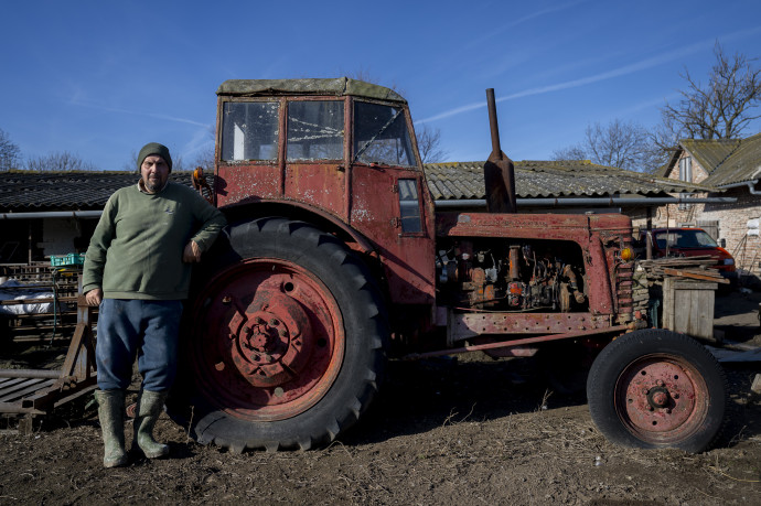 A Székkutas környékén gazdálkodó Norbert és az általa használt 1958-as gyártású traktor. “Még mindig teszi a dolgát. Aki dolgozni akar a tanyavilágban, az egy ilyen ritka kinccsel is megteheti” – mondta. Fotó: Hajdú D. András