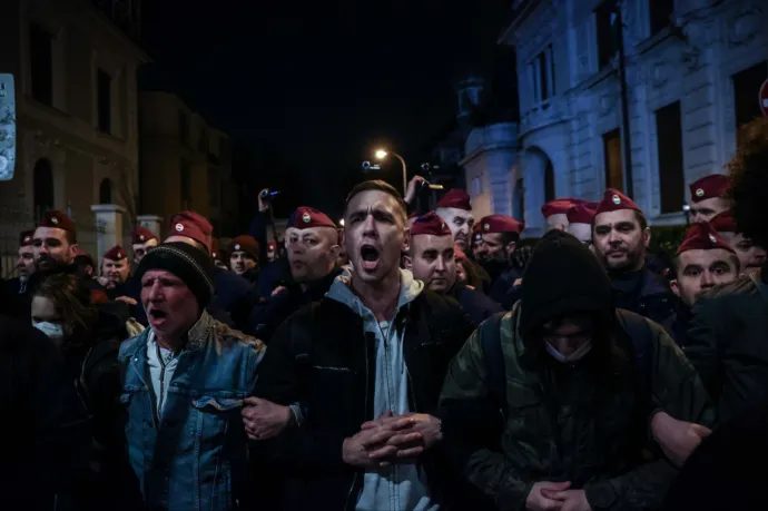 Két embert kiemeltek a tömegből a rendőrök a pénteki tüntetésen, egy nőt feljelentettek