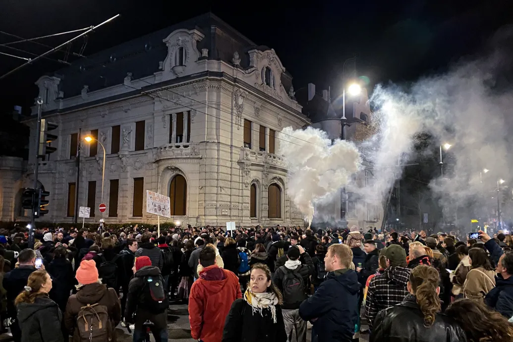 Erőszak és lincshangulat a Fidesz-székháznál, elmaradt Azahriah-koncert: a propagandasajtó beszámolói a pénteki tüntetésről