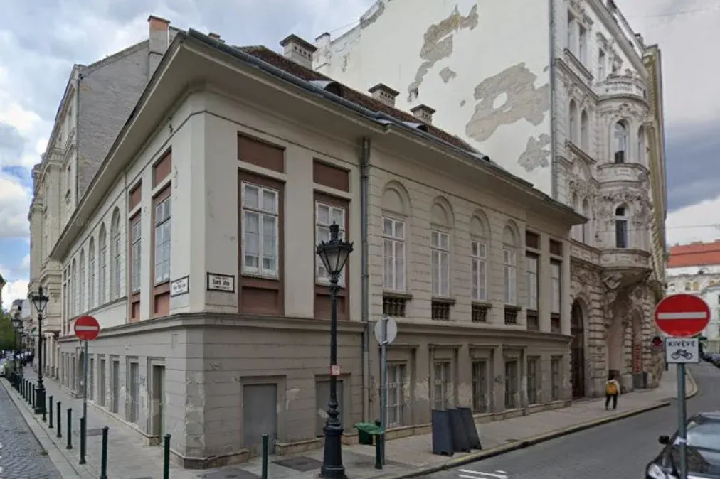 Megbontották az egyik legöregebb pesti ház falát, egy dombormű egy darabjára bukkantak