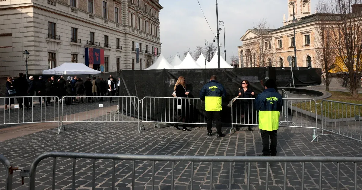Hogy reagál Orbán Viktor a kegyelmi botrányra? – évértékelő percről percre