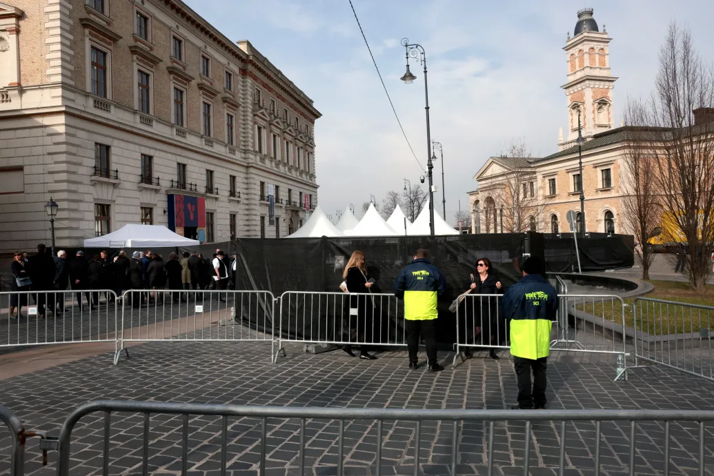 Hogy reagál Orbán Viktor a kegyelmi botrányra? – évértékelő percről percre
