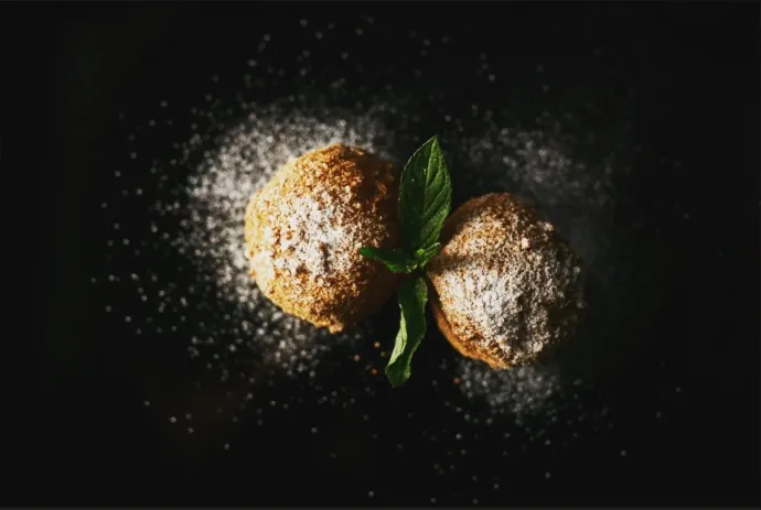 A Pilvax desszertkínálatából: a szilvásgombóc és a gorgonzolafagylatos, hecsedliszószos körte – Fotók: a vendéglő Facebook-oldala
