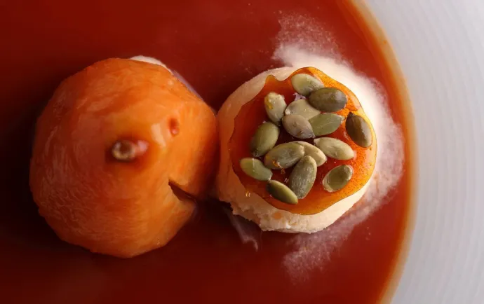 A Pilvax desszertkínálatából: a szilvásgombóc és a gorgonzolafagylatos, hecsedliszószos körte – Fotók: a vendéglő Facebook-oldala