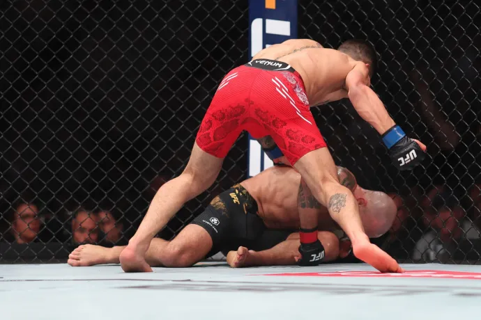 Brutális KO-val írt történelmet a UFC első spanyol bajnoka, a grúz daráló Zuckerberg elé cipelte áldozatát