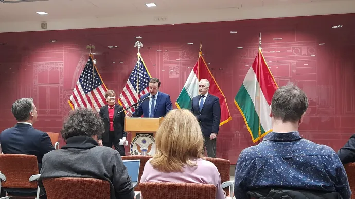 Jeanne Shaheen, Chris Murphy és Thom Tillis szenátorok a budapesti amerikai nagykövetségen – Fotó: Bozsó Ági/Telex
