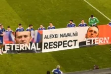 Egy Navalnijt ábrázoló molinót tartottak fel a játékosok egy román focimeccsen