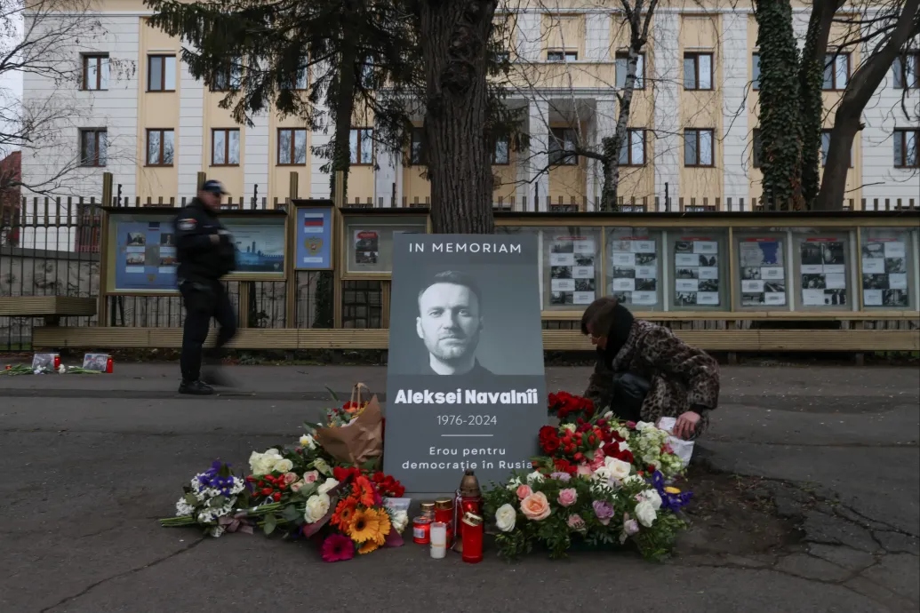 Virágokkal és gyertyákkal tisztelegtek Navalnij előtt a bukarestiek az orosz nagykövetségnél