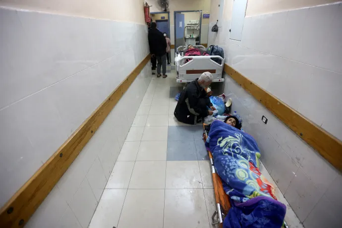 Sérültek a Nasszer kórház egyik folyosóján 2024. január 12-én – Fotó: Ahmed Zakot / Reuters