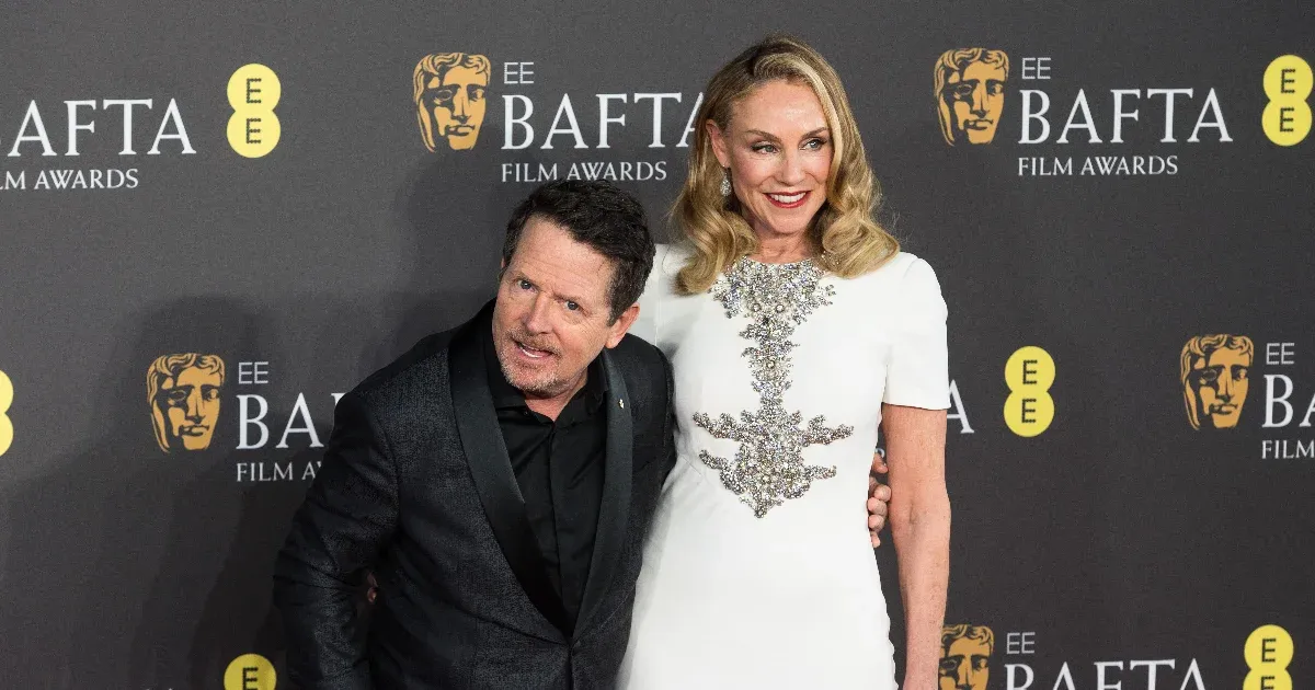 Michael J. Fox kerekesszékben érkezett, de állva adott át díjat a BAFTA-gálán