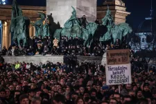 Az RTL szerint 130 ezernél is többen lehettek kint a pénteki tüntetésen a Hősök terén