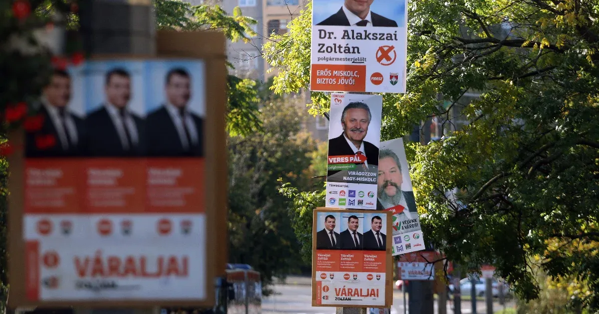 Két ábra arról, hogyan jutalmazza a fideszes településeket a kormány
