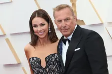 Kevin Costner házasságtöréssel vádolja a feleségét, aki szerint a színész is megcsalta őt