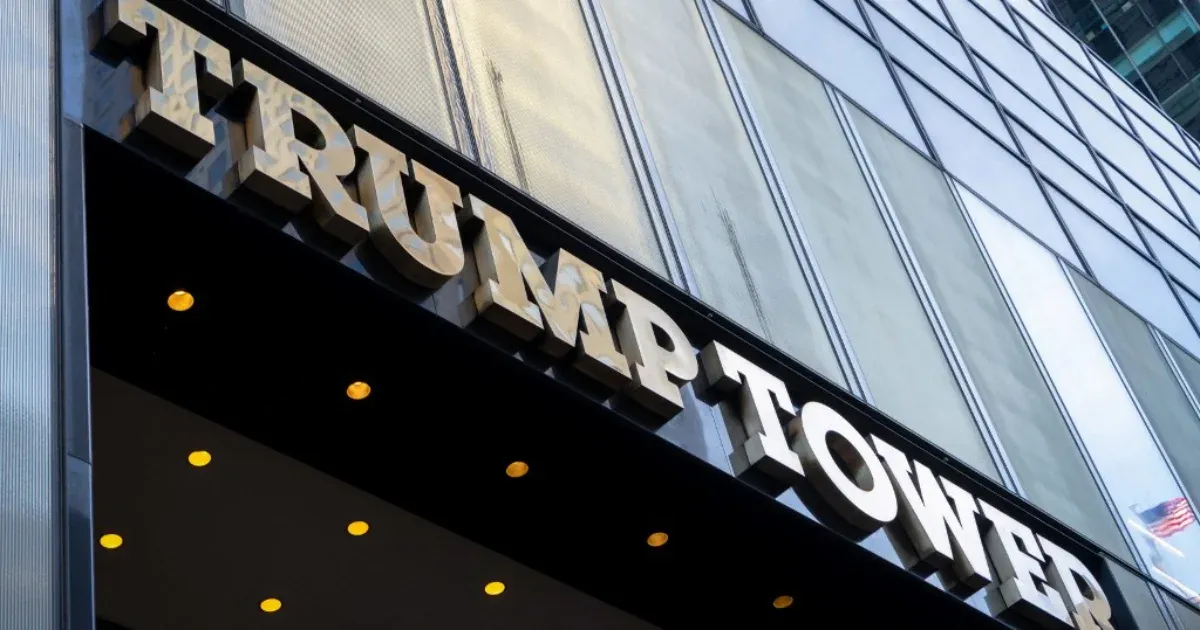 Többet érnek a manhattani lakások, ha az épületről leszedik az aranyszínű Trump-logót