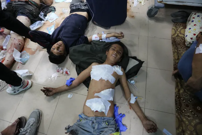 A relatíve enyhébb sebekkel kórházba kerülő gázaiaknakcsak a kórházi folyosón jut hely. Ezeket a gyerekeket egy 2024. február 19-i izraelilégicsapás után kellett a Deír al-Balah-i kórházba szállítani Fotó: Ashraf Amra/ Anadolu via AFP
