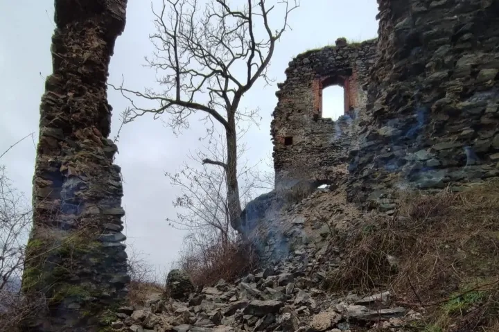 Leomlott a solymosvári várrom egyik fala Arad megyében