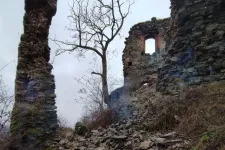Leomlott a solymosvári várrom egyik fala Arad megyében